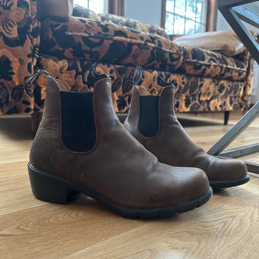 Blundstone Brown Chelsea Boots with Heel - Picture 2 of 5